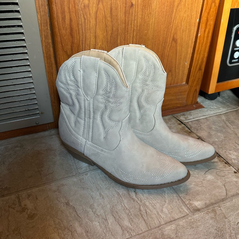 Soda Women's Western Ankle Boots - Light Gray